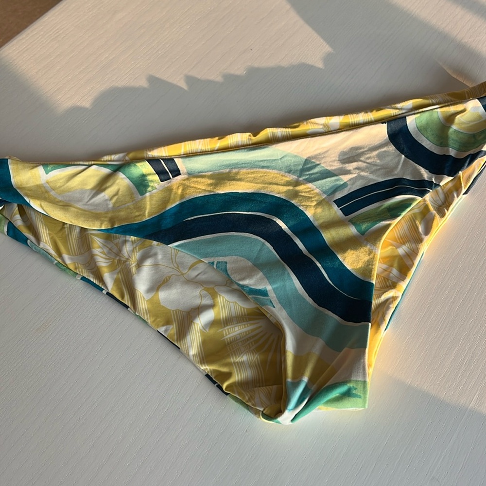 Carve Designs Sanitas Reversible Bikini Bottoms, size Large